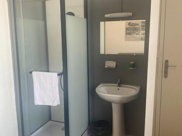 HOTEL DU CENTRE : photo 2 de la chambre chambre double avec toilettes communes