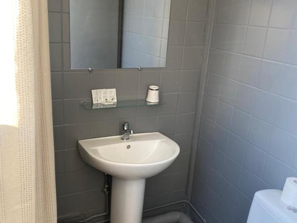 HOTEL DU CENTRE : photo 3 de la chambre chambre double avec salle de bains commune