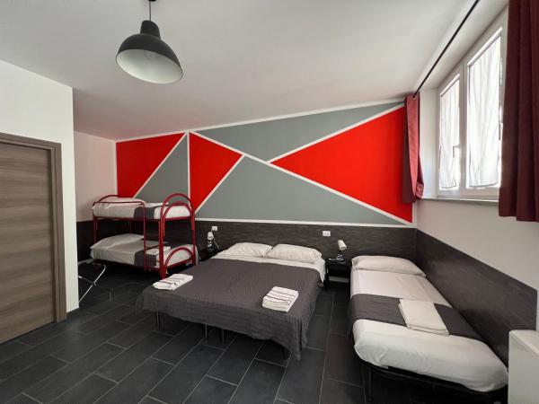 Hostel Turin Metro Young : photo 4 de la chambre chambre familiale avec salle de bains privative