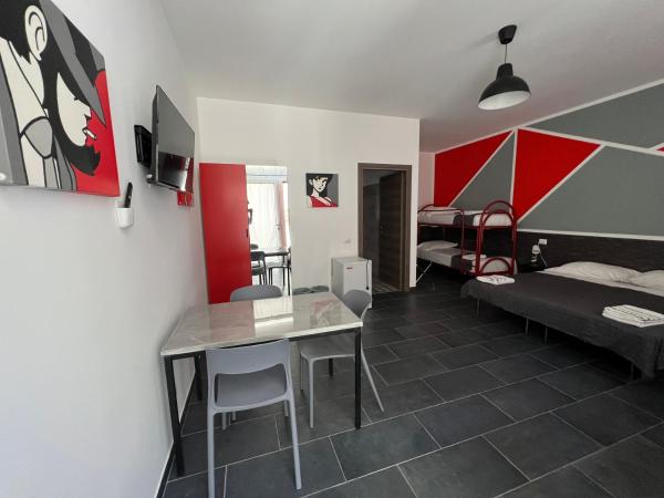 Hostel Turin Metro Young : photo 2 de la chambre chambre familiale avec salle de bains privative