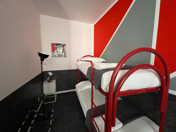 Hostel Turin Metro Young : photo 5 de la chambre chambre familiale avec salle de bains privative