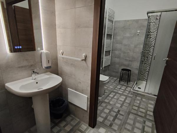Hostel Turin Metro Young : photo 9 de la chambre chambre quadruple avec salle de bains privative