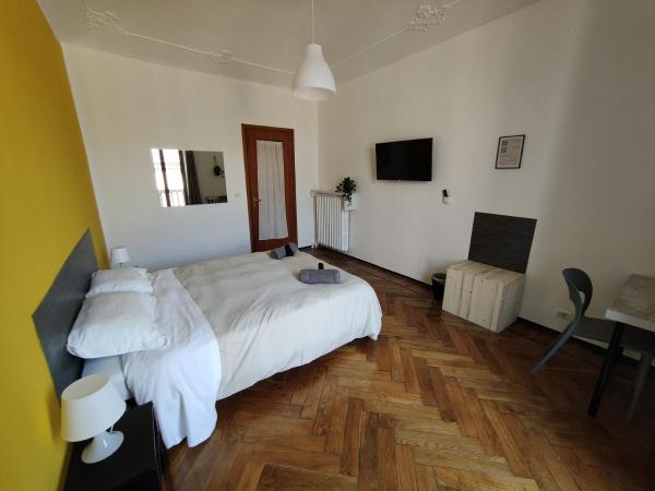 Hostel Turin Metro Young : photo 5 de la chambre chambre double avec salle de bains commune