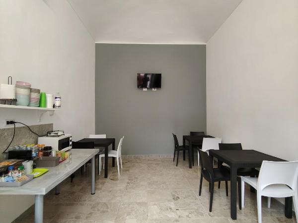 Hostel Turin Metro Young : photo 9 de la chambre chambre quadruple avec salle de bains commune