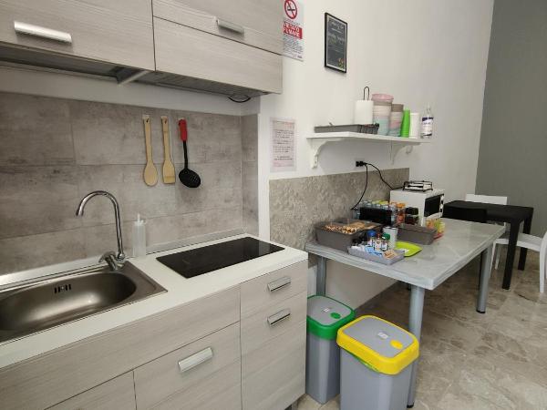 Hostel Turin Metro Young : photo 10 de la chambre chambre quadruple avec salle de bains commune