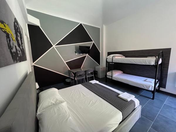 Hostel Turin Metro Young : photo 2 de la chambre chambre quadruple avec salle de bains privative