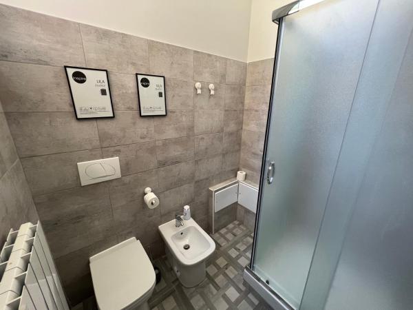 Hostel Turin Metro Young : photo 5 de la chambre chambre quadruple avec salle de bains privative