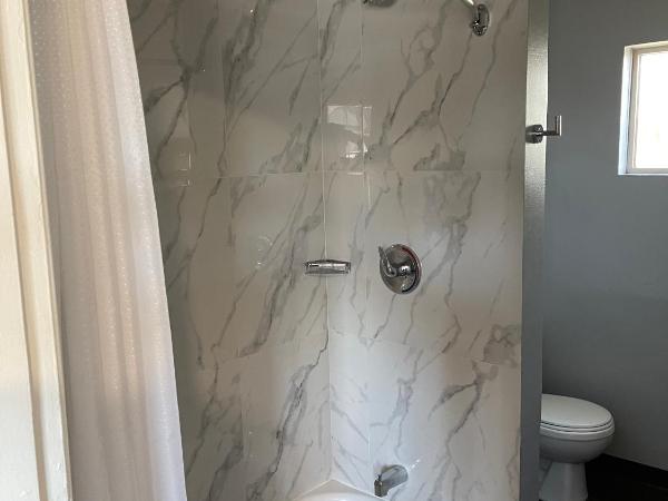 Holiday Motel : photo 3 de la chambre chambre simple avec salle de bains 