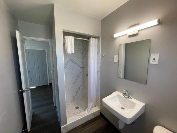 Holiday Motel : photo 4 de la chambre chambre simple avec salle de bains 