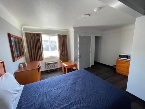 Holiday Motel : photo 7 de la chambre chambre simple avec salle de bains 