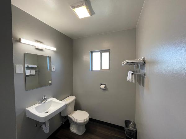 Holiday Motel : photo 8 de la chambre chambre simple avec salle de bains 