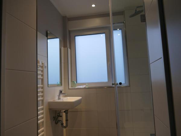 Pension Sölde : photo 3 de la chambre chambre double avec salle de bains privative