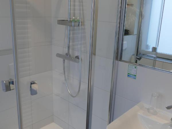 Pension Sölde : photo 6 de la chambre chambre lits jumeaux avec salle de bains privative