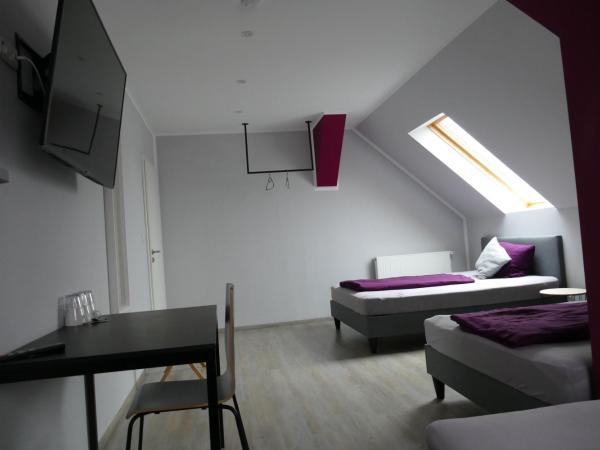 Pension Sölde : photo 3 de la chambre chambre triple avec toilettes communes