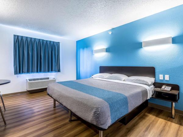 Motel 6-Indianapolis, IN - Southport : photo 3 de la chambre chambre lit king-size deluxe