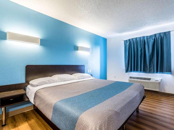 Motel 6-Indianapolis, IN - Southport : photo 4 de la chambre chambre lit king-size deluxe