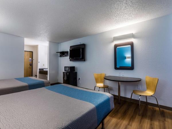 Motel 6-Indianapolis, IN - Southport : photo 2 de la chambre chambre deluxe avec 2 lits queen-size - non-fumeurs