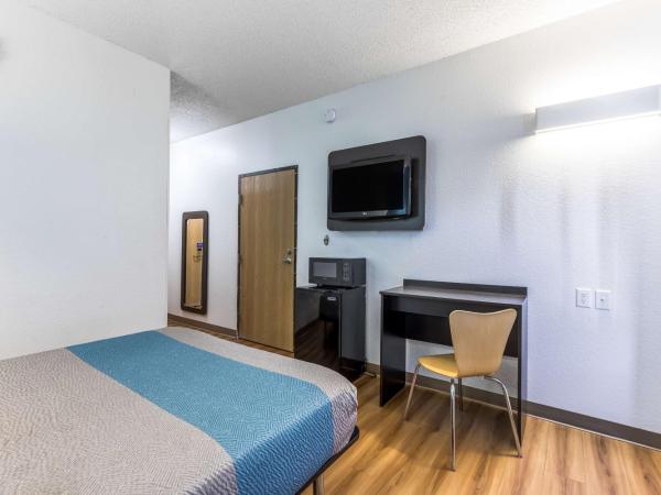 Motel 6-Indianapolis, IN - Southport : photo 1 de la chambre chambre lit queen-size accessible aux personnes à mobilité réduite – non-fumeurs