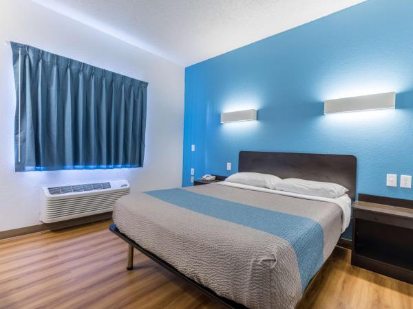 Motel 6-Indianapolis, IN - Southport : photo 2 de la chambre chambre lit queen-size accessible aux personnes à mobilité réduite – non-fumeurs