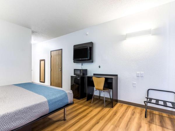 Motel 6-Indianapolis, IN - Southport : photo 3 de la chambre chambre lit queen-size accessible aux personnes à mobilité réduite – non-fumeurs