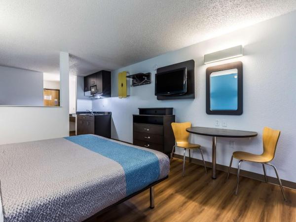 Motel 6-Indianapolis, IN - Southport : photo 4 de la chambre chambre lit queen-size accessible aux personnes à mobilité réduite – non-fumeurs