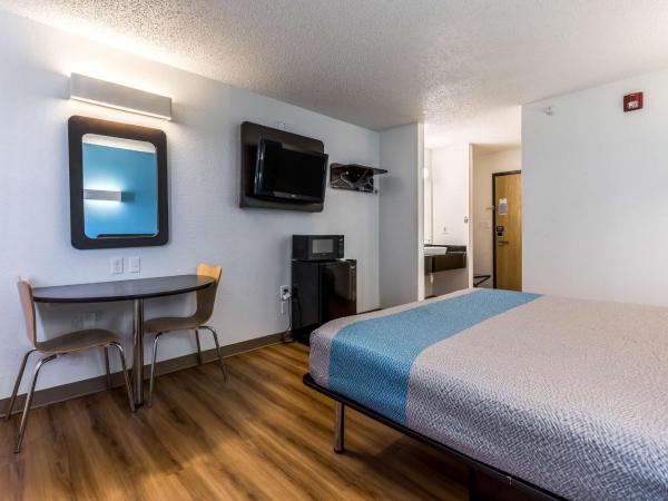 Motel 6-Indianapolis, IN - Southport : photo 5 de la chambre chambre lit queen-size accessible aux personnes à mobilité réduite – non-fumeurs