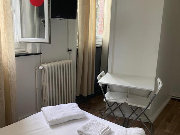 HOTEL DU CENTRE : photo 2 de la chambre chambre double avec salle de bains commune