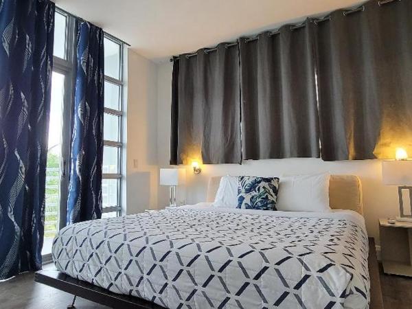 Strand Ocean Drive Suites : photo 5 de la chambre one-bedroom king suite direct ocean view and balcony - unit c401