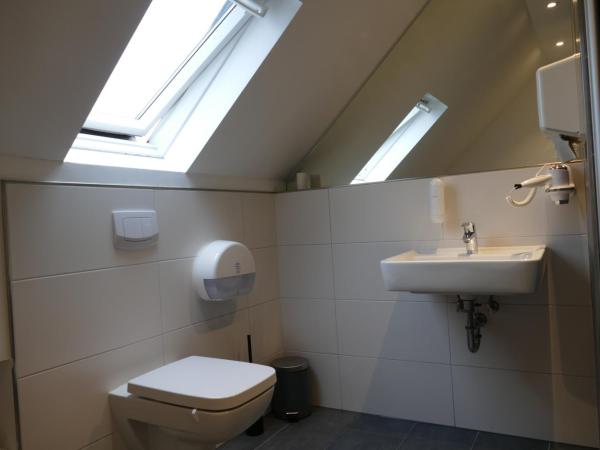 Pension Sölde : photo 3 de la chambre chambre lits jumeaux standard avec salle de bains commune