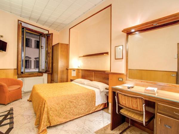 Hotel Lorena : photo 1 de la chambre chambre double ou lits jumeaux avec salle de bains privative