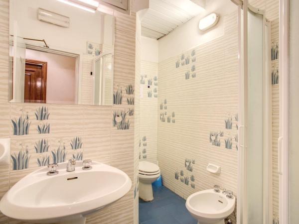 Hotel Lorena : photo 7 de la chambre chambre simple avec salle de bains commune