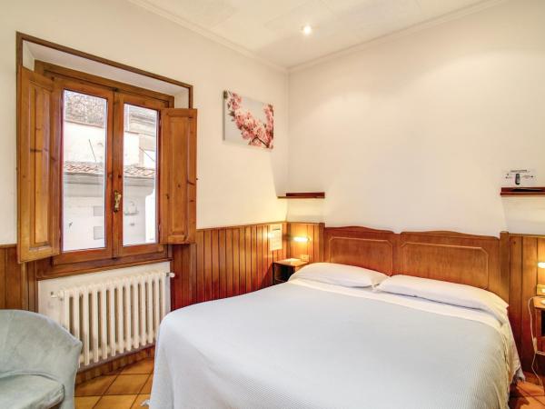 Hotel Lorena : photo 3 de la chambre chambre double ou lits jumeaux avec salle de bains commune
