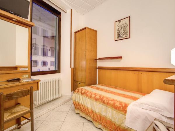 Hotel Lorena : photo 5 de la chambre chambre simple avec salle de bains privative