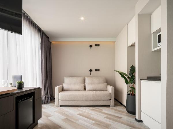 Seekers Finders Rama IV Hotel SureStay Collection by BW : photo 2 de la chambre suite lit king-size - vue sur ville