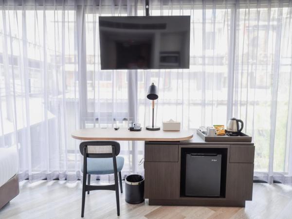 Seekers Finders Rama IV Hotel SureStay Collection by BW : photo 3 de la chambre suite lit king-size - vue sur ville