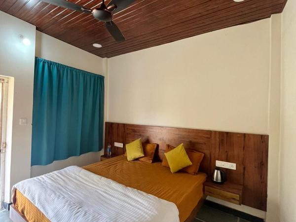 The Offbeat Lounge : photo 3 de la chambre chambre lit king-size - vue sur montagne