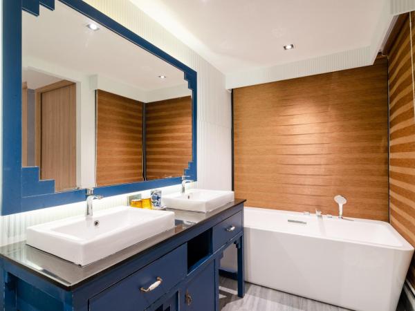 Bhukitta Boutique Hotel Phuket Town : photo 3 de la chambre deluxe triple suite + free coworking space