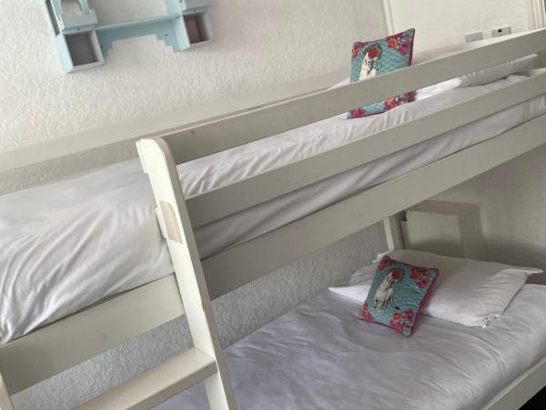 Mayfair Hotel : photo 6 de la chambre chambre familiale avec salle de bains privative