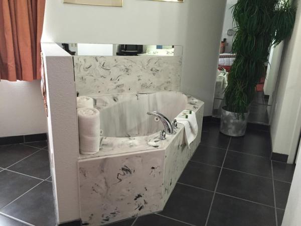 Sandia Peak Inn Old Town ABQ, a Howard Johnson by Wyndham : photo 1 de la chambre suite lit king-size de luxe avec jacuzzi - non-fumeurs