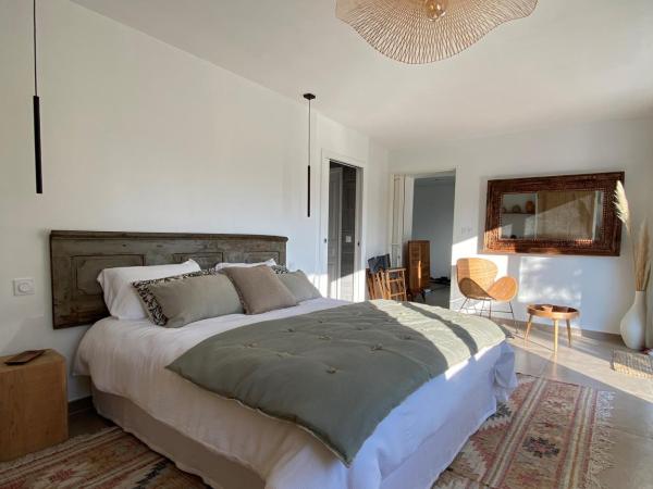 Chambre carpediem : photo 2 de la chambre chambre lit king-size - vue sur piscine