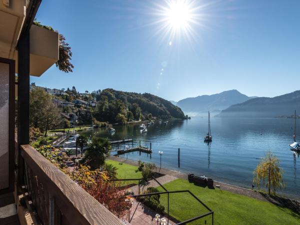 Seehotel Sternen : photo 6 de la chambre chambre double avec lit d'appoint et vue sur le lac