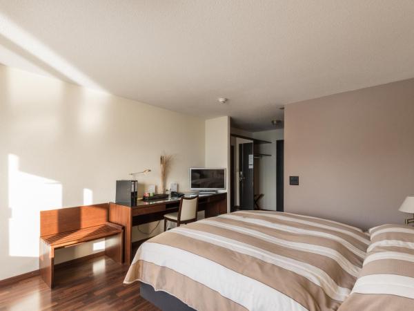 Seehotel Sternen : photo 1 de la chambre chambre double avec lit d'appoint et vue sur le lac
