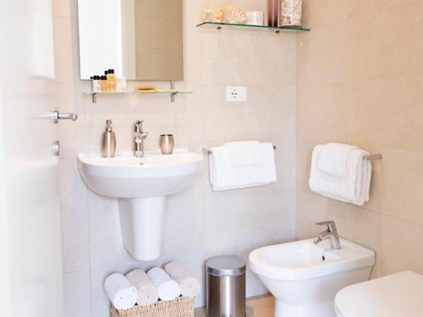 B&B Villa Rosa : photo 4 de la chambre chambre triple avec salle de bains privative