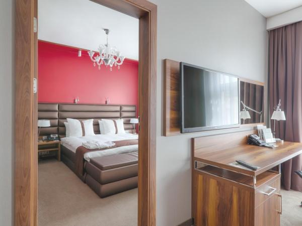 Holiday Inn Krakow City Centre, an IHG Hotel : photo 2 de la chambre suite 1 chambre avec canapé-lit