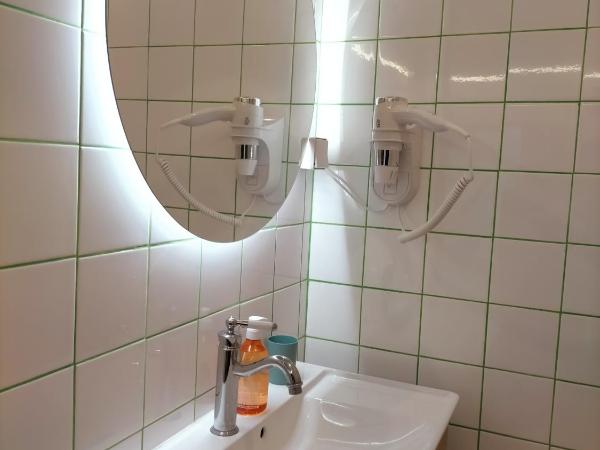 Jacuzzi LOVE Suite Climatisé : photo 2 de la chambre chambre lit queen-size