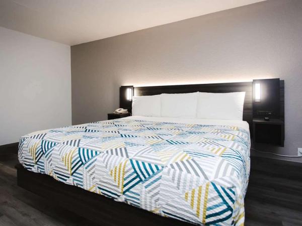 Studio 6 Houston TX Medical Center NRG Stadium : photo 3 de la chambre chambre lit king-size - accessible aux personnes à mobilité réduite - non-fumeurs