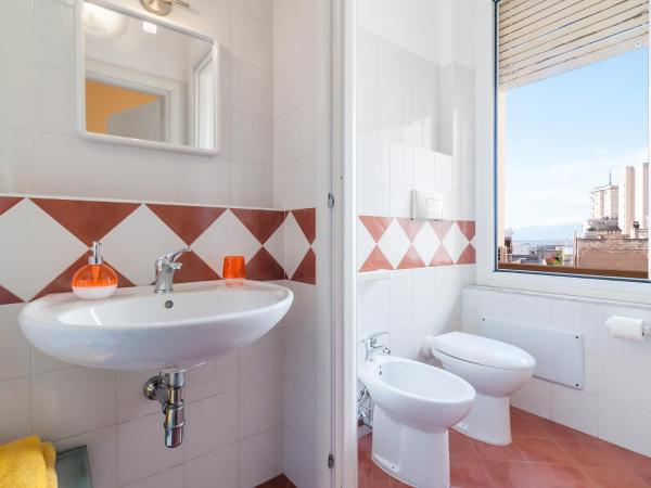 Affittacamere Art Rooms : photo 7 de la chambre chambre simple avec petit lit double.