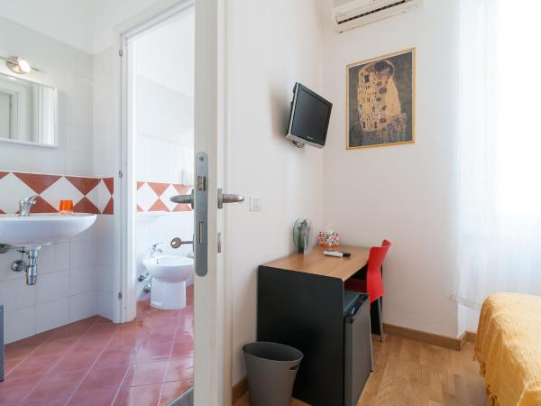 Affittacamere Art Rooms : photo 5 de la chambre chambre simple avec petit lit double.