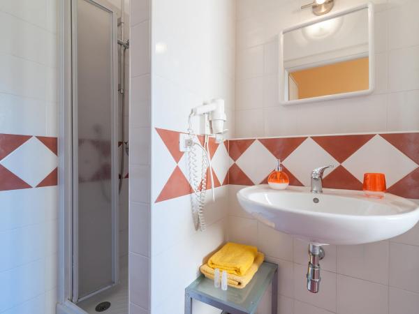 Affittacamere Art Rooms : photo 6 de la chambre chambre simple avec petit lit double.