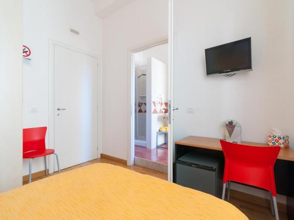 Affittacamere Art Rooms : photo 1 de la chambre chambre simple avec petit lit double.